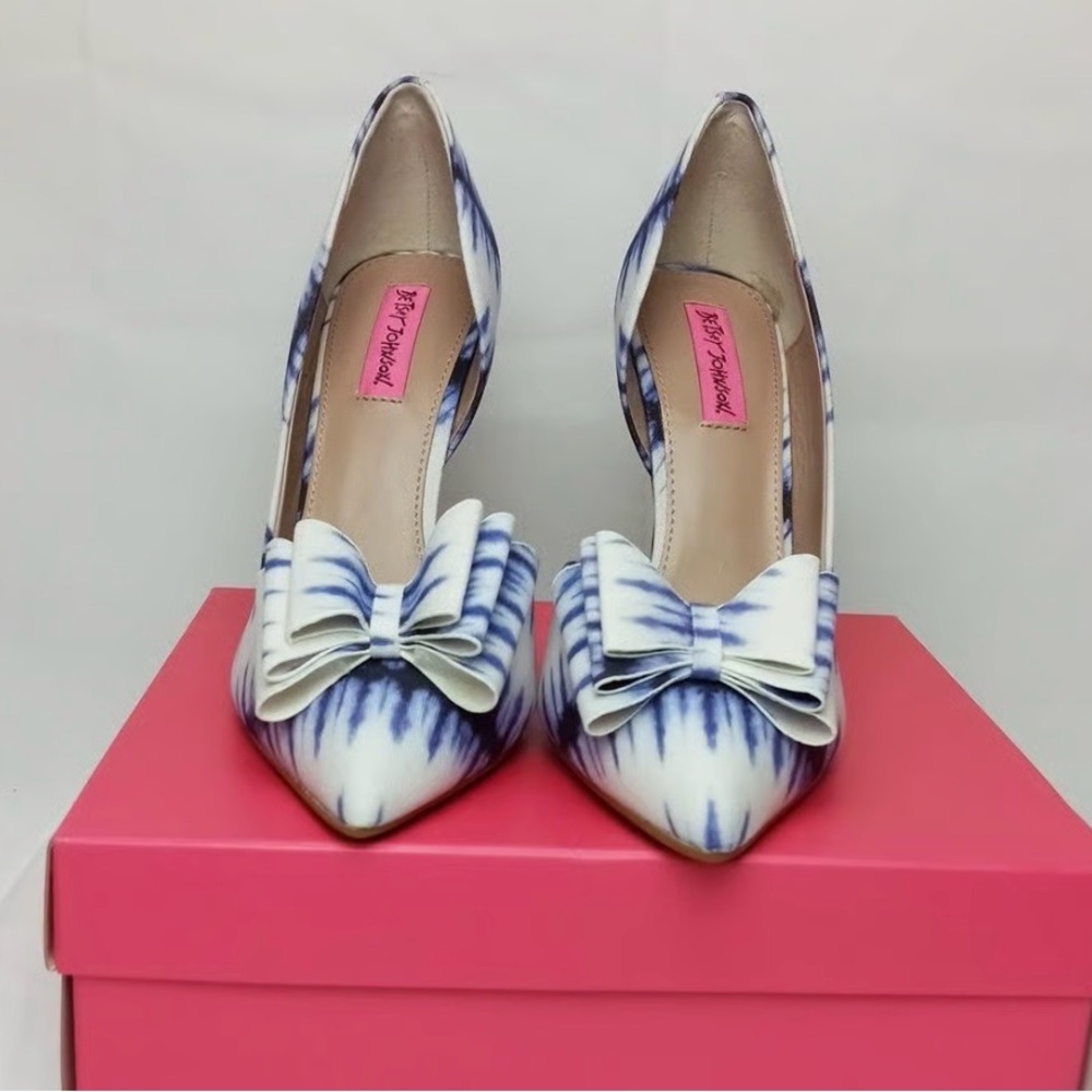 Betsey Johnson Blue and White Patterned Heels size 5